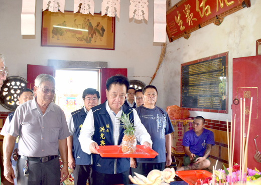 金門縣議會議長洪允典偕議員昨分往金寧鄉東堡、古寧村南山北山及烈嶼青岐關帝宮廟參拜祈福並致送敬爐金祝賀。（議會提供）