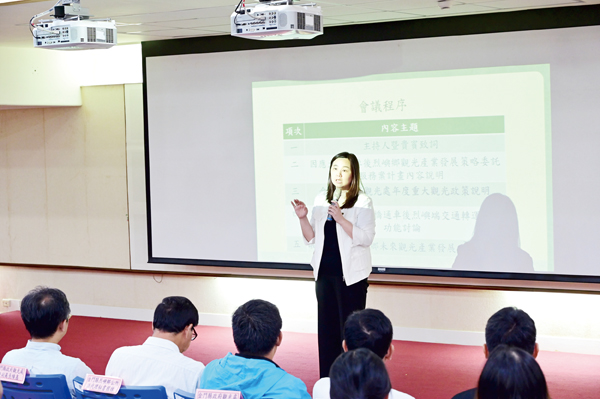 烈嶼鄉公所邀集產、官、學、業者座談,討論金門大橋通車後對於烈嶼地區觀光、產業等方面衝擊議題。(許加泰攝)
