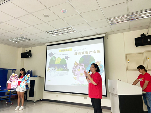 環保局辦理金門縣環境教育繪本評選,參賽隊伍針對繪本內容進行說明,在評選結束後,評審老師與工作人員等合照。(環保局提供)