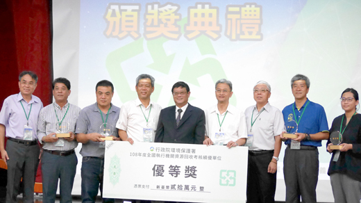 金城鎮及金湖鎮亦榮獲「鄉鎮市優等獎」並由金城鎮長李誠智(左三)及金湖鎮長陳文顧(左二)接受頒獎肯定。(環保局提供)