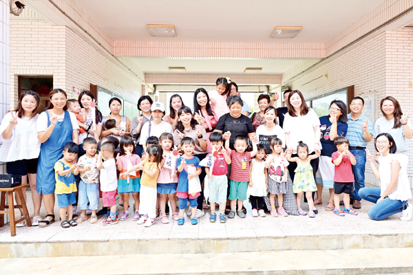 上岐國小幼幼班舉辦結業典禮,頒發結業證書後合影。(李金鎗攝)