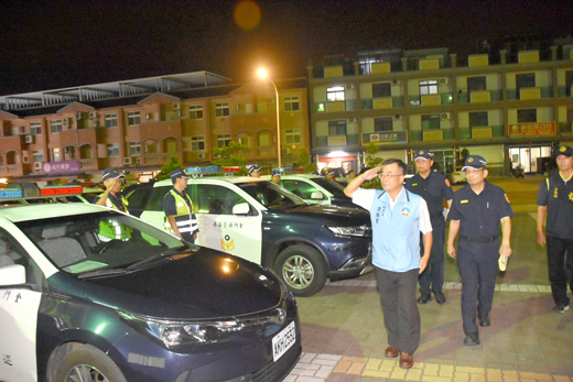 縣府秘書長陳朝金由警察局局長張國雄陪同校閱警力。（莊煥寧攝）