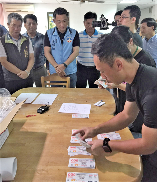 「限金門通用」1+1振興券,委由財政部印刷廠印製完成驗收後,集中保管並貼上封條,由縣府交給5鄉鎮公所準備17日起展開發放作業。(陳麗妤攝)