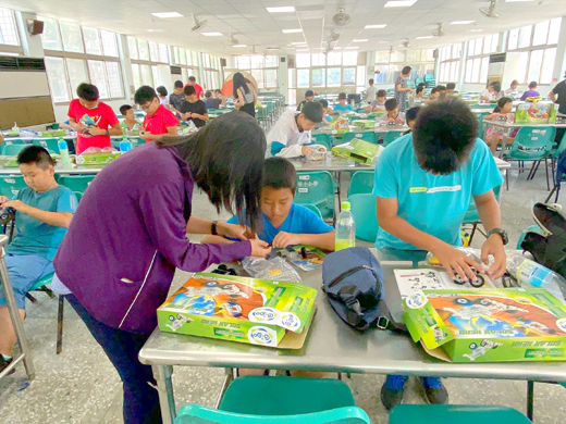 金寧中小學辦理在地特色環境教育活動「綠能」風力車活動研習,老師指導風力車製作組裝。(李金鎗攝)