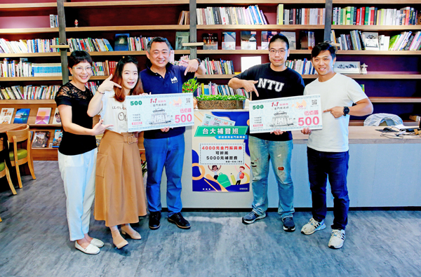 金門1+1振興券發放即將於明(17)日上路!金門縣長楊鎮浯今天親自入鏡,拍攝振興券「家庭篇」宣傳短片。(楊水詠攝)