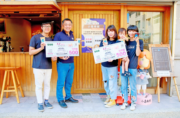 金門1+1振興券發放即將於明(17)日上路!金門縣長楊鎮浯今天親自入鏡,拍攝振興券「家庭篇」宣傳短片。(楊水詠攝)