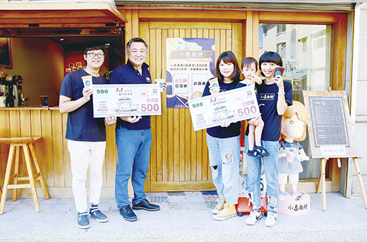 金門1+1振興券發放作業今（17）日上路！金門縣長楊鎮浯昨親自入鏡，拍攝「家庭篇」振興券宣傳短片，告訴大家用振興券優惠多更多，讓金門經濟興起來！（楊水詠攝）