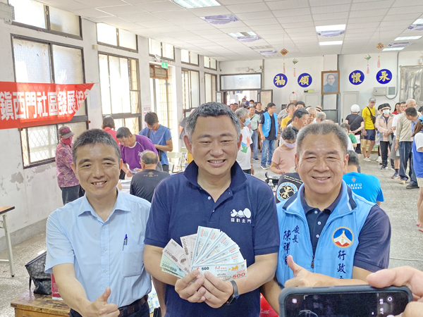 楊鎮浯接受媒體聯訪時,和團隊同仁一起喊出「中央地方一起拚,金門一定興!」(翁維智攝)