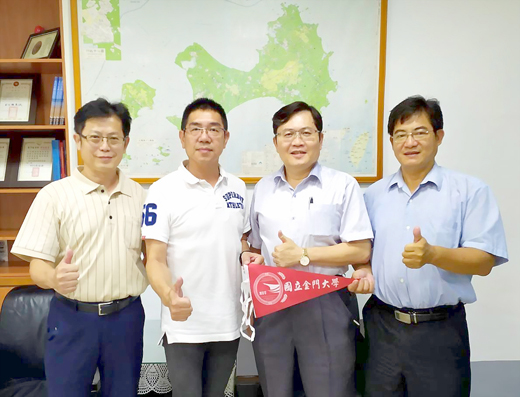 金門大學人文社會學院院長高瑞新一行人拜訪金門區漁會總幹事許丕煌,並進行交流。(許加泰攝)