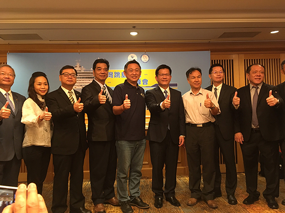 縣長楊鎮浯昨日上午親自前往台北參加「台灣跳島郵輪政策高峰會」，推廣金門觀光。（陳冠霖攝）