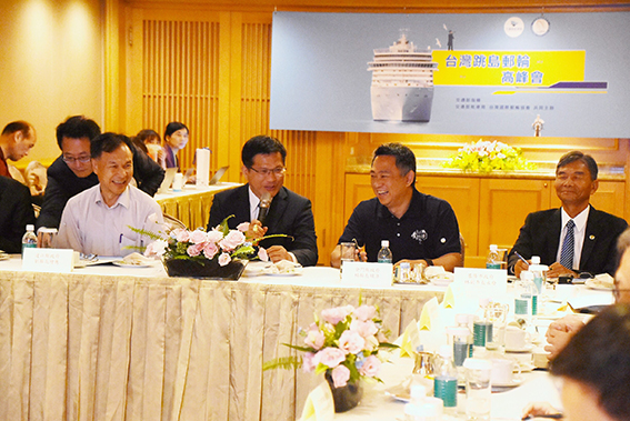 縣長楊鎮浯昨日上午親自前往台北參加「台灣跳島郵輪政策高峰會」，推廣金門觀光。（陳冠霖攝）