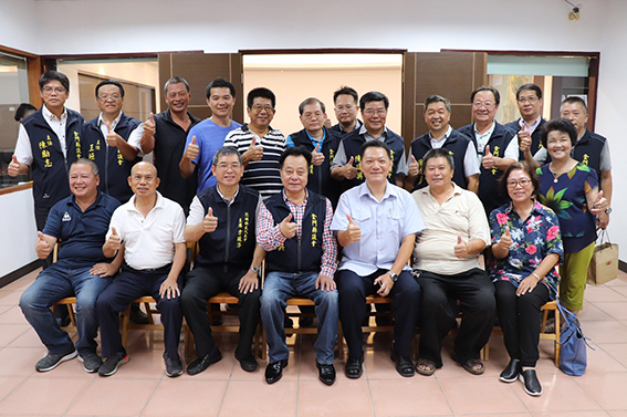金門縣議會議長洪允典昨率議員走訪烈嶼鄉代會後合影。（議會提供）