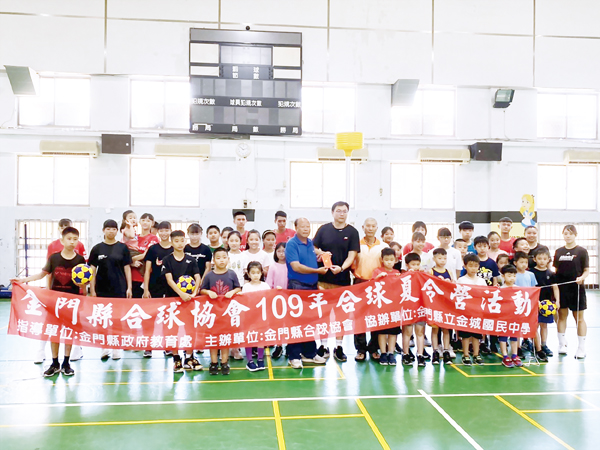 金門縣合球協會辦理109年合球夏令營暨第1屆理事長盃4人制合球錦標賽：洪成發慨捐新台幣十萬元，做為會務經費使用。（許加泰攝）
