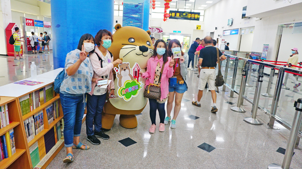 水獺阿特現場迎賓，萌樣吸引旅客爭相拍照。（許峻魁攝）