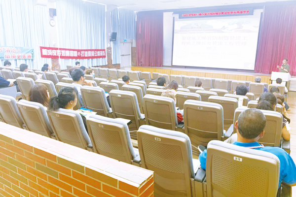 環保局辦理營建工地空氣污染法規及噪音防制宣導說明會,邀請嘉南藥理大學環境工程與科學系米孝萱教授來金講授,分享專業技術及寶貴經驗。(環保局提供)