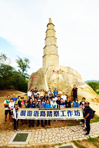 金門大學舉辦「洄游浯島」工作坊,學員踏察中體驗金門文化遺產。(許加泰攝)