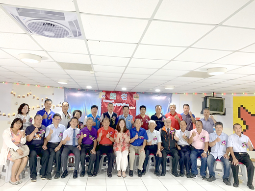烈嶼鄉公所舉行109年父親節模範父親暨新好爸爸表揚活動,來賓和受獎者合影。(許加泰攝)