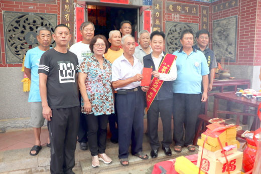 金門縣議會議長洪允典昨至昔果山法主天君廟參拜,並致贈敬爐金致賀及祈福。
(議會提供)