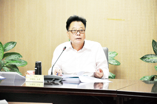 議會議長洪允典主持議會