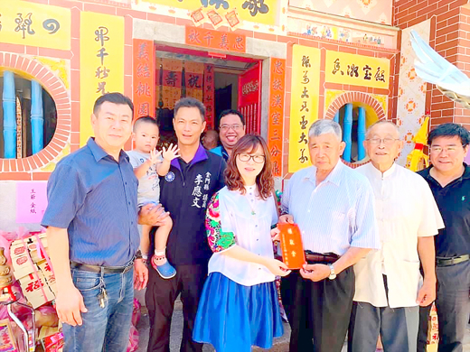 陽翟聚源廟慶祝關聖帝君聖誕,議員李應文、王秀玉等前往上香、獻爐敬祝賀。(光前里里長黃文成提供)