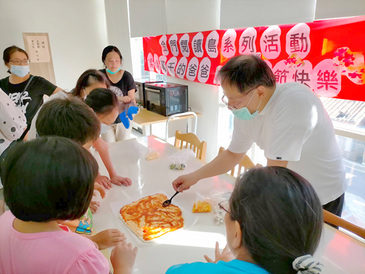 金沙社區烘焙師李宗岳、王秀勤伉儷帶領20組親子製作PIZZA。(金沙圖書館提供)