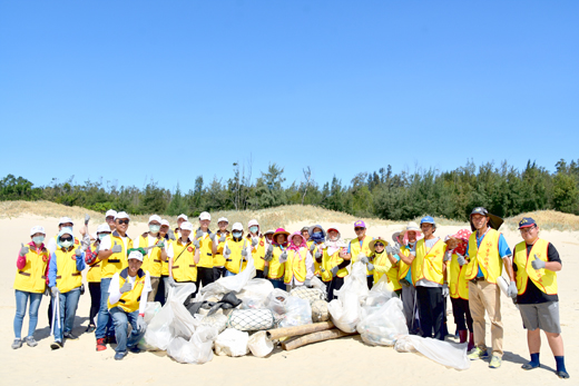 金寧鄉公所假后湖海濱公園舉辦淨灘，居民以實際行動關懷、愛護環境投入淨灘行列。（李金鎗攝）