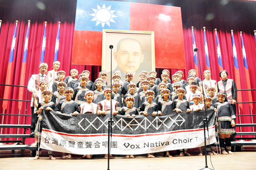 馬彼得與台灣原聲童聲合唱團在太武山擎天廳合影。（楊水詠攝）