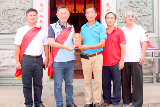 古寧頭雙鯉古地關帝廟作醮活動,縣長楊鎮浯(左二)、鄉長楊忠俊(左一),前往上香祈福,並敬獻爐敬金。(許加泰攝)