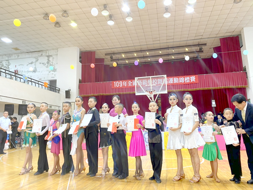 金門囝仔參加全國各級學校運動舞蹈(國標舞)錦標賽,成績斐然。(金門縣舞蹈運動委員會提供)