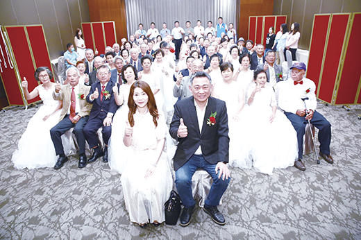 縣長楊鎮浯伉儷及貴賓與109年度金婚夫妻長輩們合影。(陳冠霖攝)