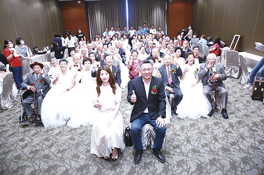 縣長楊鎮浯伉儷及貴賓與109年度鑽石婚夫妻長輩們合影。(陳冠霖攝)