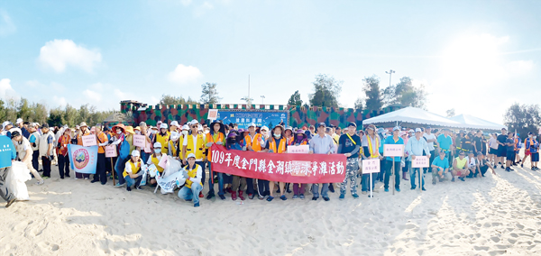 趕在搶灘料羅灣海上長泳活動舉行前夕,金湖鎮公所昨日動員淨灘料羅灣。(陳冠霖攝)