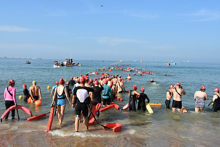 2020第18屆金門海上長泳活動「搶灘料羅灣」活動今日上午登場。（陳冠霖攝）