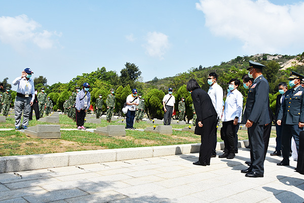 總統蔡英文向當年參戰官兵遺族鞠躬致意。(陳冠霖攝)
