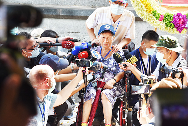當年參戰官兵的遺族受訪時悲從中來。(陳冠霖攝)