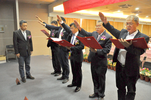 新任首長宣誓就職，由縣長楊鎮浯（左一）擔任監誓人。（楊水詠攝）