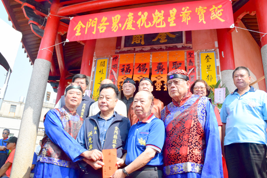 金門縣議會議長洪允典昨往金城的奎閣參拜祈福。（議會提供）