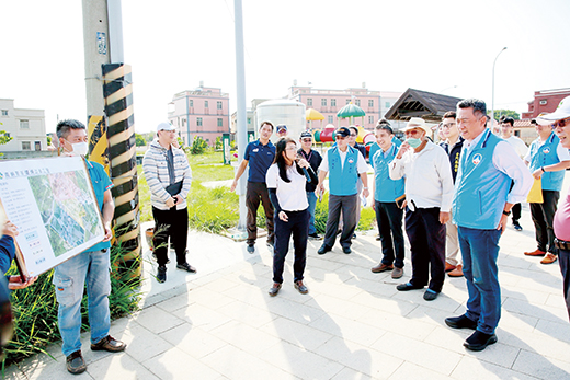 縣長楊鎮浯率縣府團隊在大金門四鄉鎮現勘道路建設情形，縣議員李應文、陳志龍到場關心。（翁維智攝／縣府提供）