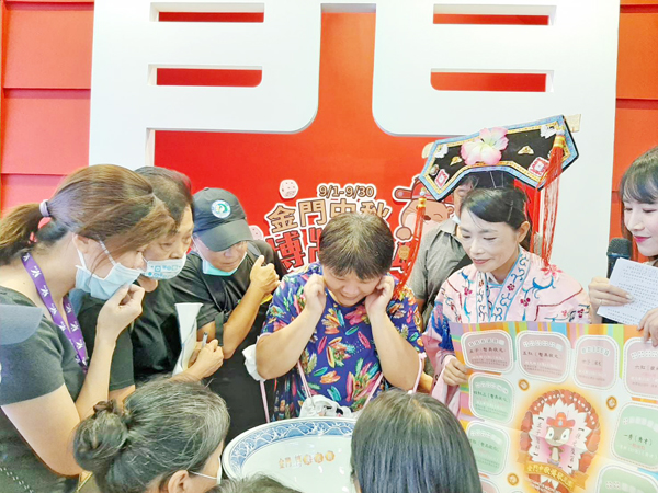 民眾開心體驗博餅。(縣府提供)