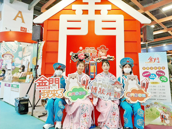 金門館工作人員著古裝宣傳博餅活動,現場並提供免費著古裝體驗。(縣府提供)