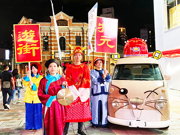 金門觀光小天使「阿特」胖卡與狀元遊行隊伍快閃西門町。(縣府觀光處提供)
