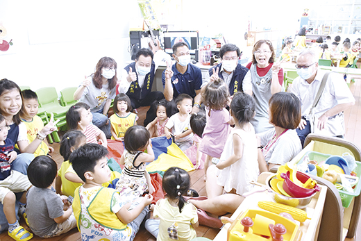 議長洪允典、議員王秀玉、李應文等人昨視察柏村幼幼班辦學情形。（許峻魁攝）