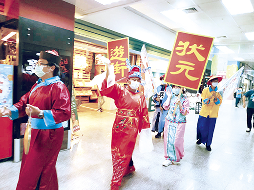 狀元機場遊街秀為金門中秋博狀元餅掀起一陣熱潮。(翁維智攝)