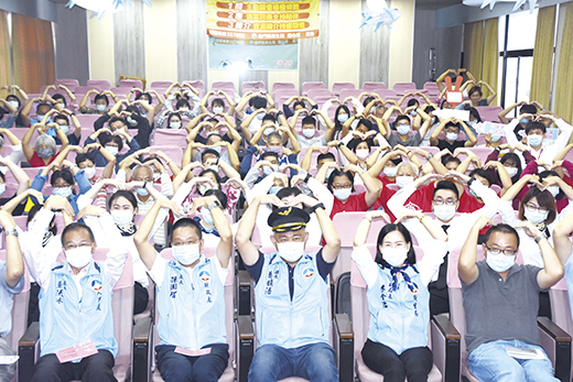 在現場工作人員帶動下，縣長等貴賓跟著學紓壓5招，活動精彩逗趣。（翁維智攝）