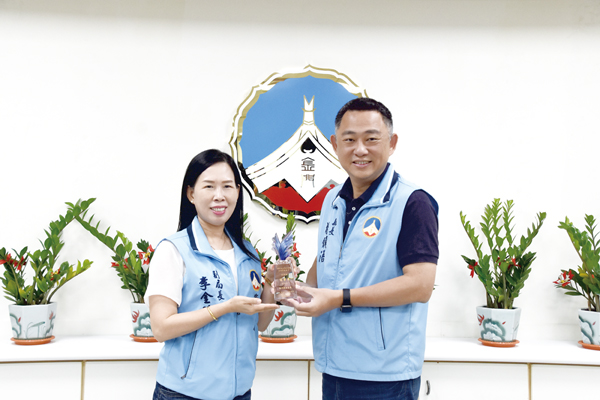 衛生福利部全國衛生保健「優等獎」由金門縣衛生局副局長李金治代表受獎。（翁維智攝）