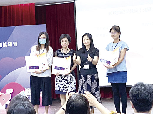 金寧中小學國中部數學教師楊逸宣所主持跨領域美感教育計畫,榮獲教育部一○八學年度跨域美感揚帆獎,金寧中小學陳雅蘭校長接受頒獎表揚。(寧中小提供)