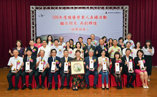 金門陶瓷廠獲選績優營業人，課長蔡水田（後排右五）代表前往領獎。（陶瓷廠提供）