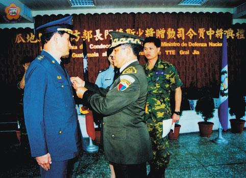 金防部司令賈輔義中將獲贈瓜國一等軍功勳章