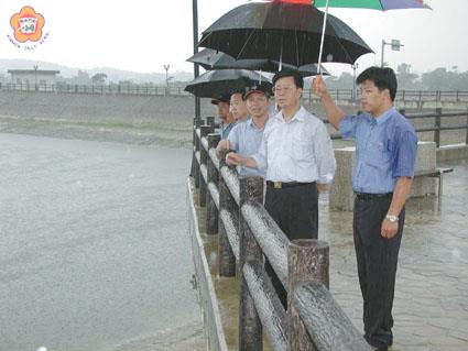 天降甘霖湖庫進水稍解缺水危機  李縣長冒雨巡視湖庫進帳情形