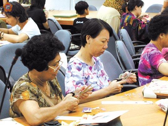 婦女團體舉辦研習活動講解法律新知也安排手工藝製作